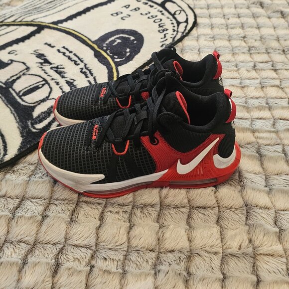 Nike LeBron Sneakers Nike Witness 7 Sneakers Basketball Black & Red men’s size 8 - Picture 3 of 7